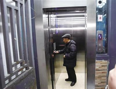 堡坎邊老小區(qū)喜裝電梯，通信設(shè)施同步煥新助力民生改善